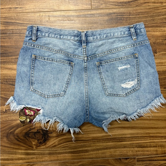 We The Free, denim shorts, distressed, mesh, floral mesh appliqué, size 29 - Picture 5 of 7